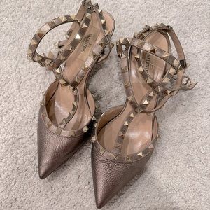 Valentino Rockstud kitten heel in gold size 38.5